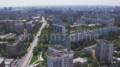 莫斯科一个地区的全景，包括住宅、<strong>游乐场</strong>、<strong>幼儿</strong>园和道路